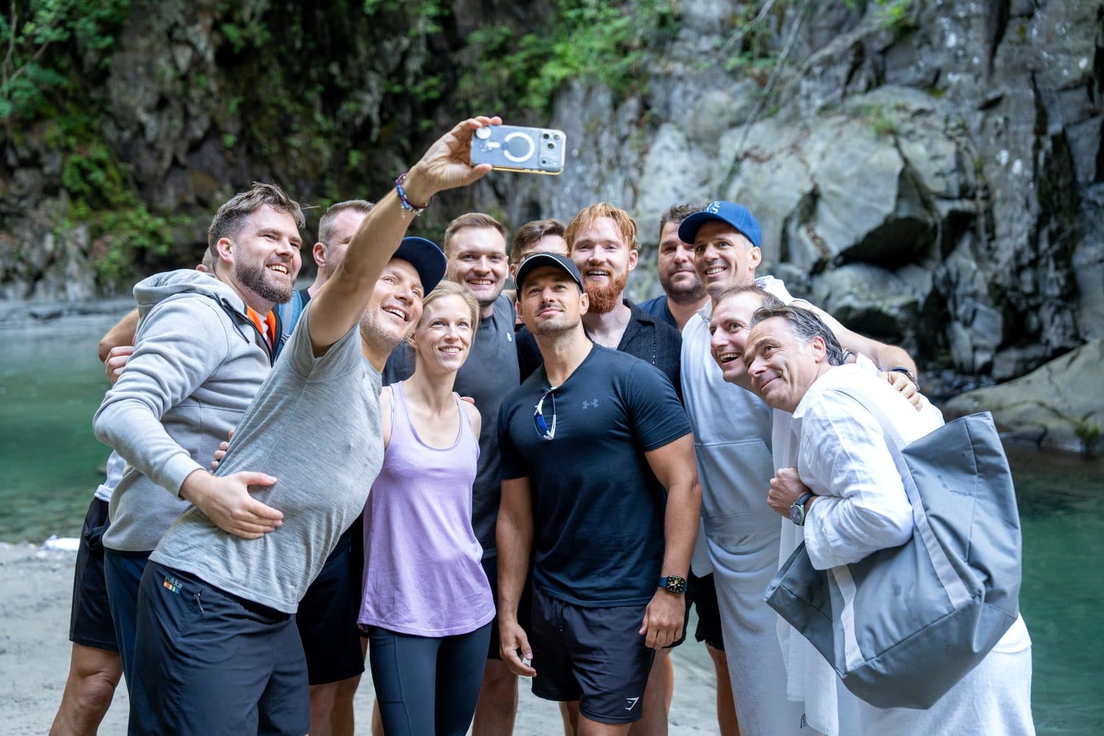 Mitglieder der Unicorn Society bei einem früheren Summit: Gruppen-Selfie am Bergsee