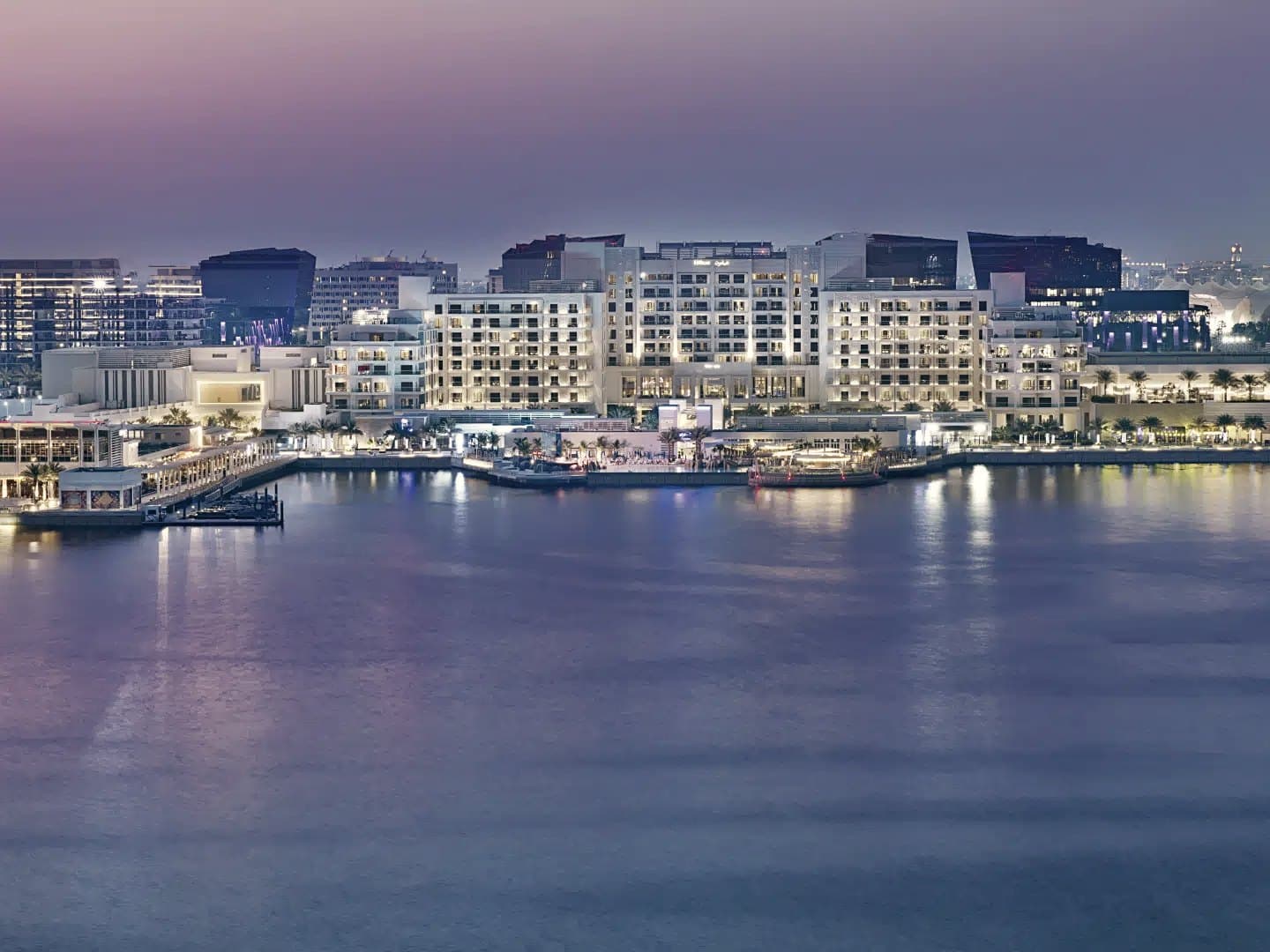 Das Hilton Abu Dhabi Yas Island an der Yas Bay in der Abenddämmerung