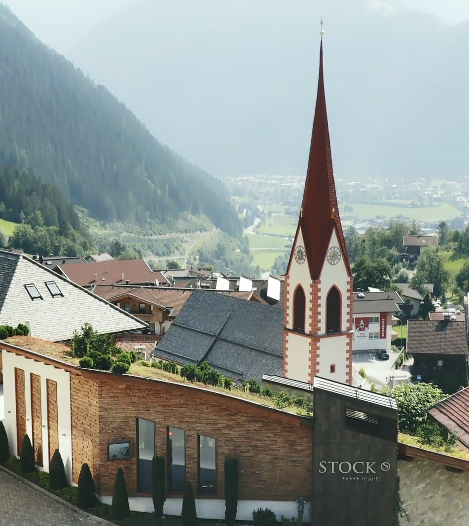 Finkenberg mit Kirchturm und dem STOCK Resort im Vordergrund