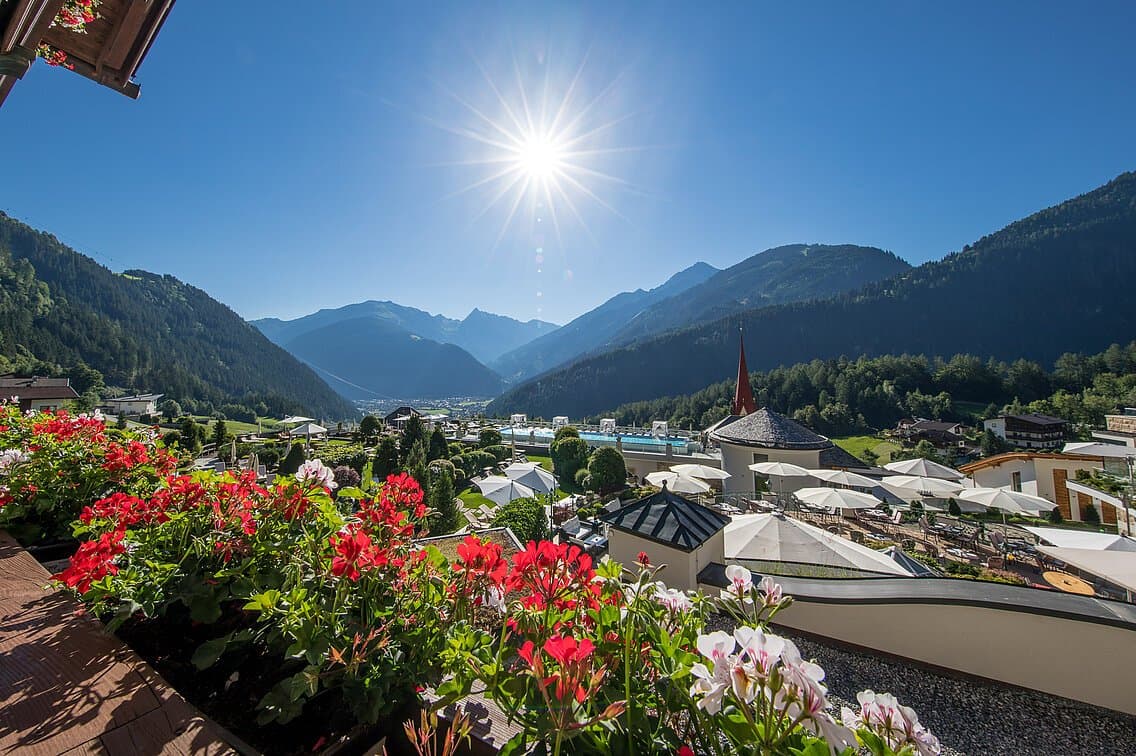 Außenansicht des STOCK Resort im Sommer