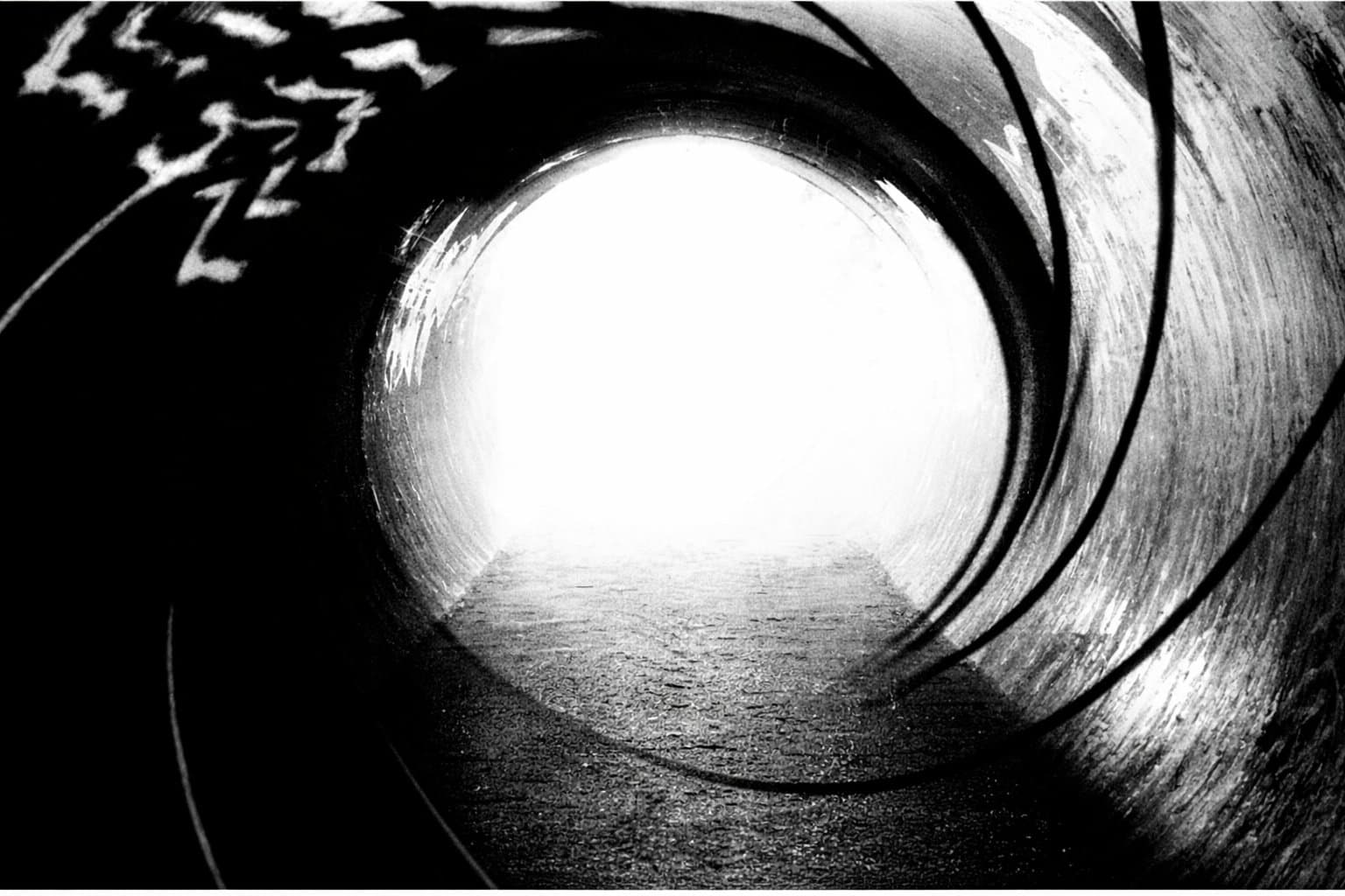 Schwarz-weißer Blick durch einen spiralförmigen Lauf ins Licht