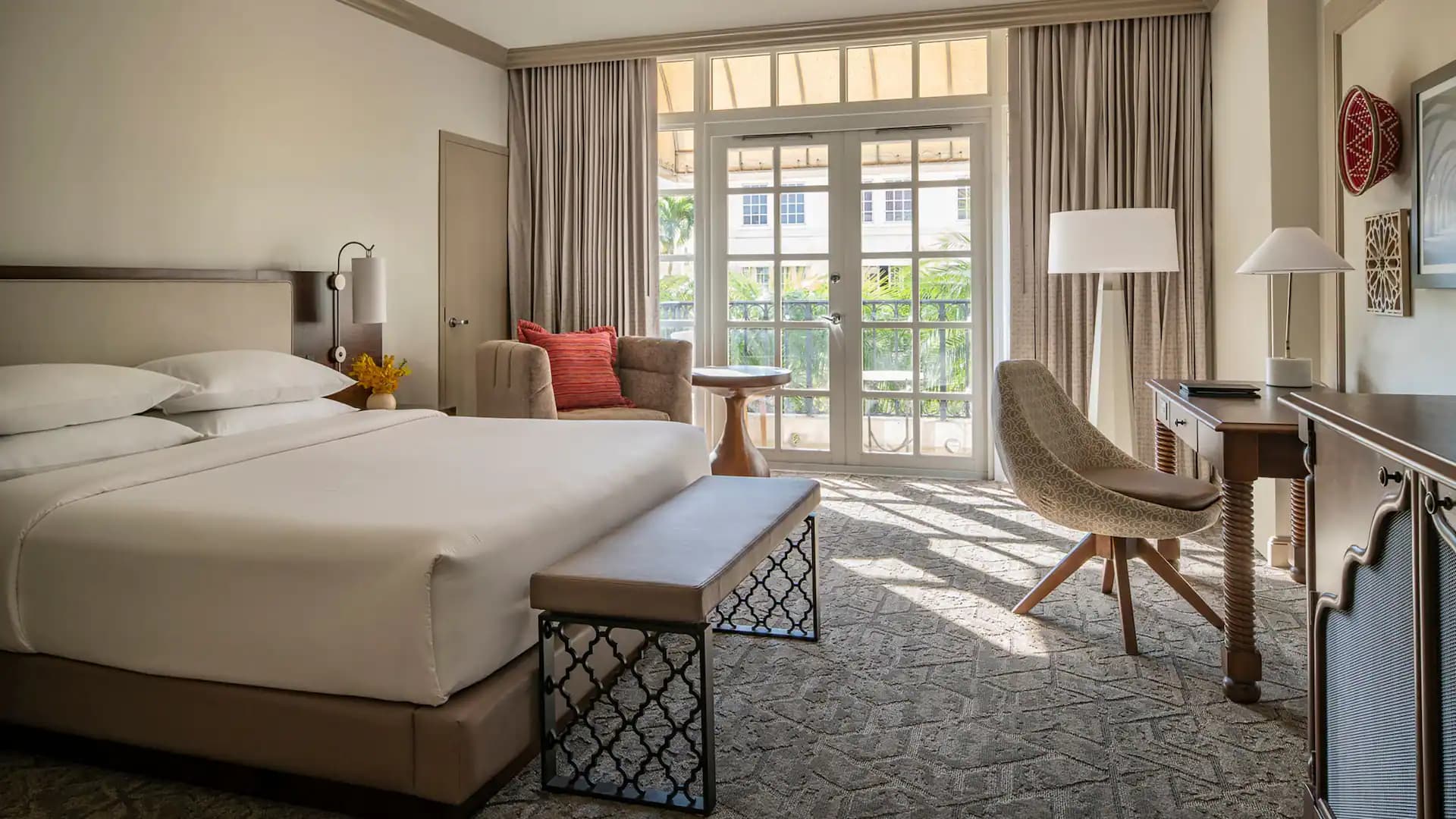 Hotelzimmer mit Kingsize-Bett